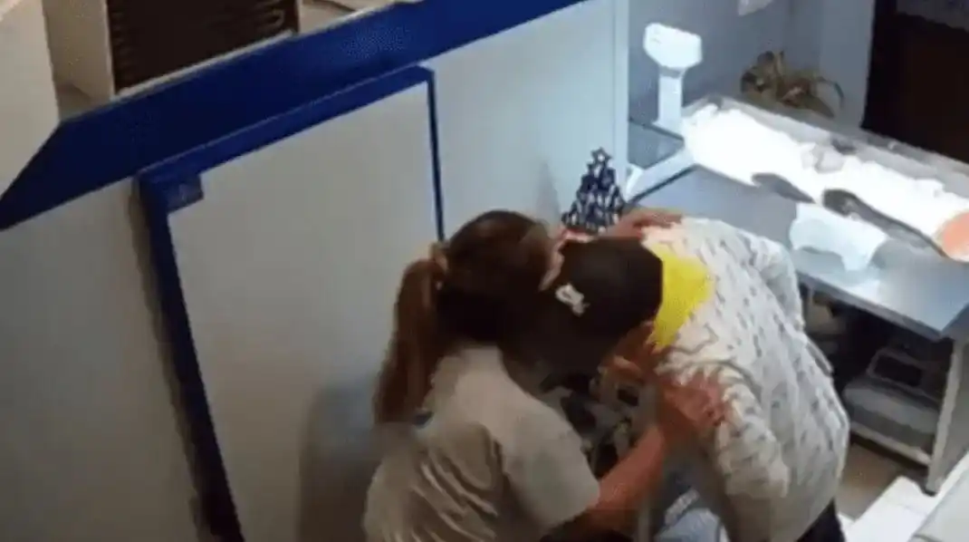 Le robó la recaudación y el celular, pero antes de escapar se despidió con un beso