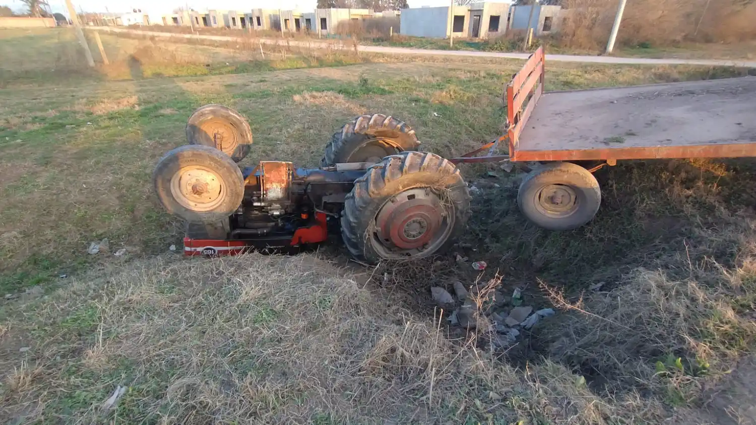 El hombre fue rescatado con lesiones, manejaba el tractor con acoplado que cayó en el zanjón de Camelino y Fray Cayetano Rodríguez.