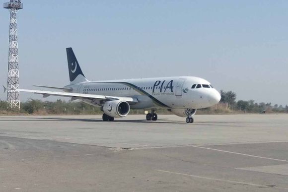 Pilotos desvían un vuelo por razones de seguridad pero aterrizan en la pista equivocada