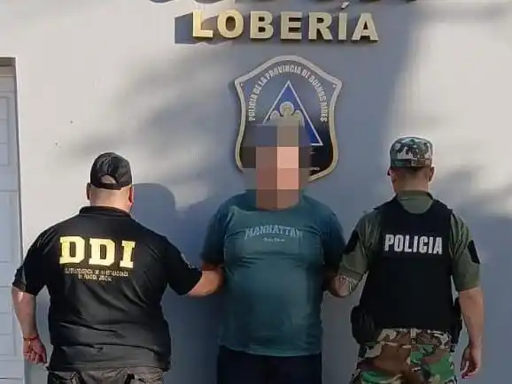 Los efectivos policiales arrestaron al acusado sin que ofrezca resistencia