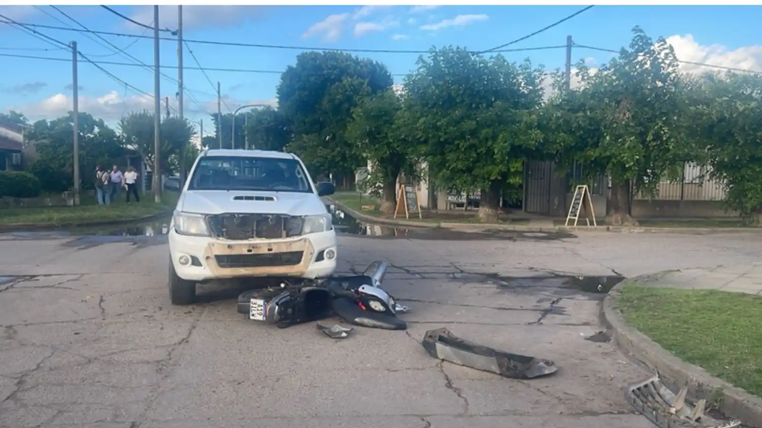 Dos mujeres fueron trasladadas al hospital después de colisionar contra camioneta.