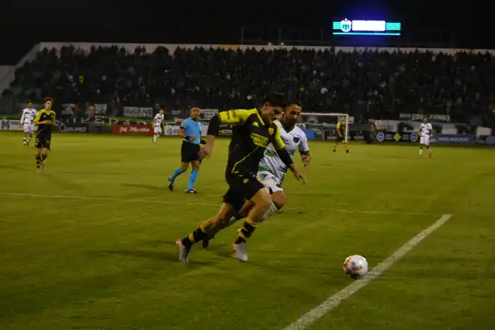 En Mataderos, un Santamarina en caída libre terminó aplastado por Nueva Chicago