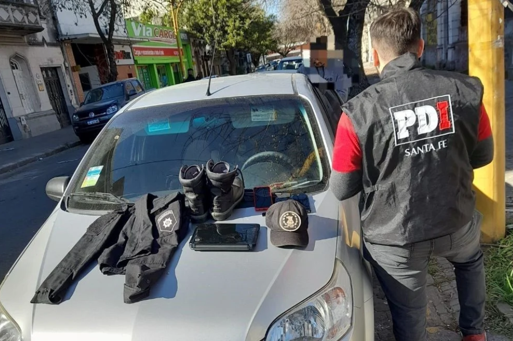 Le incautaron vestimentas con escudos policiales, cuatro teléfonos celulares y la suma de U$D 300.