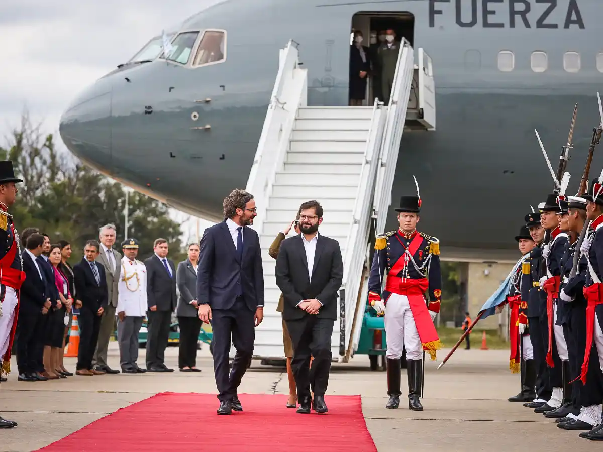 Boric llegó al país en su primera visita oficial al exterior y mañana se reunirá con Alberto Fernández