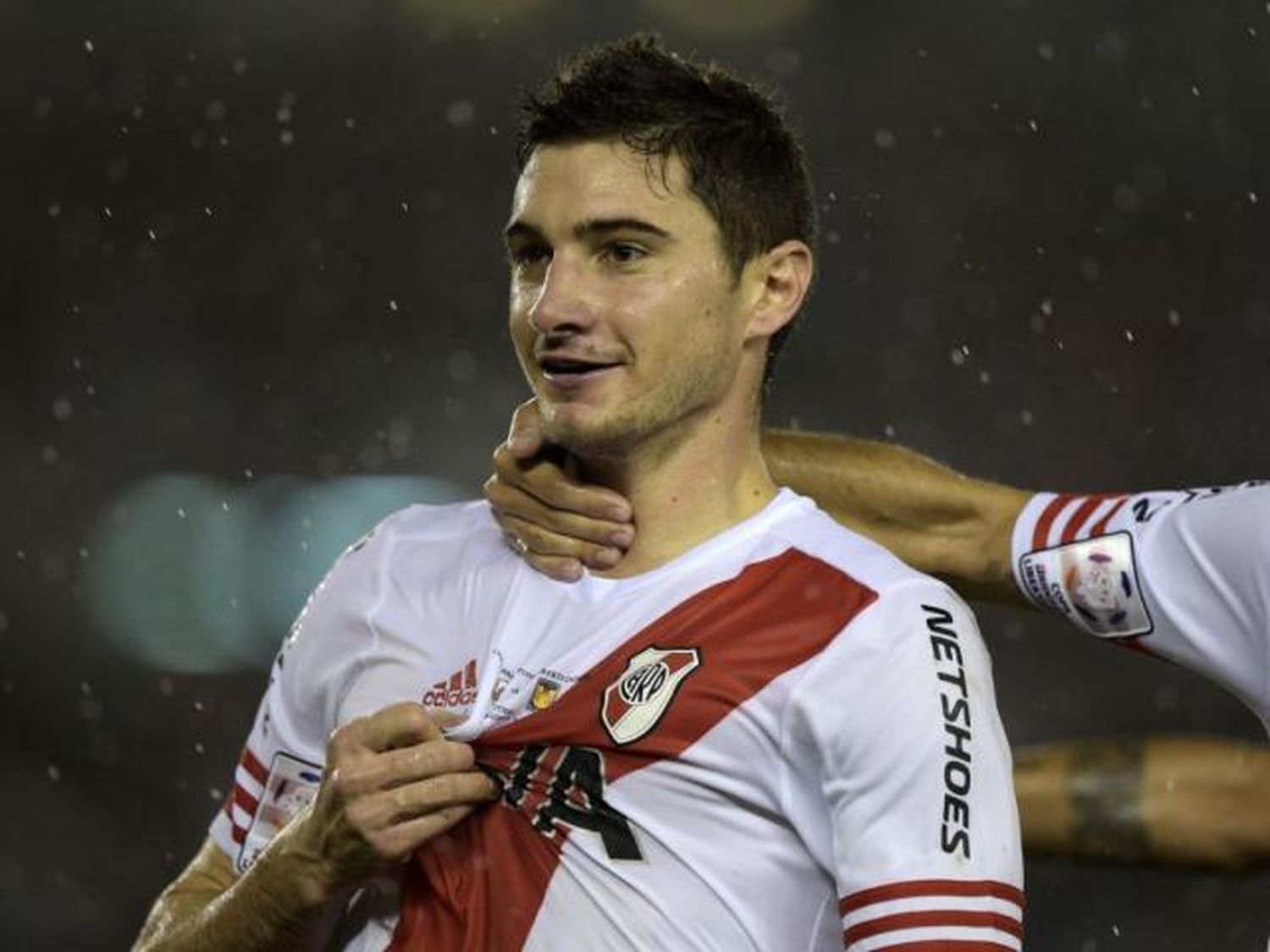 Alario volvió a encontrarse con la pelota