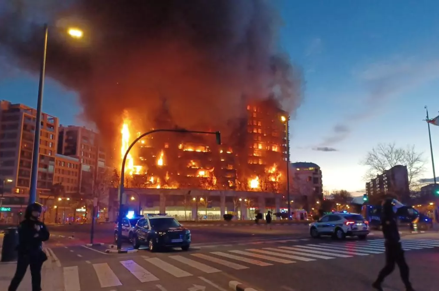 Testigos relataron que algunas personas saltaron de una vivienda a otra para escapar del fuego.