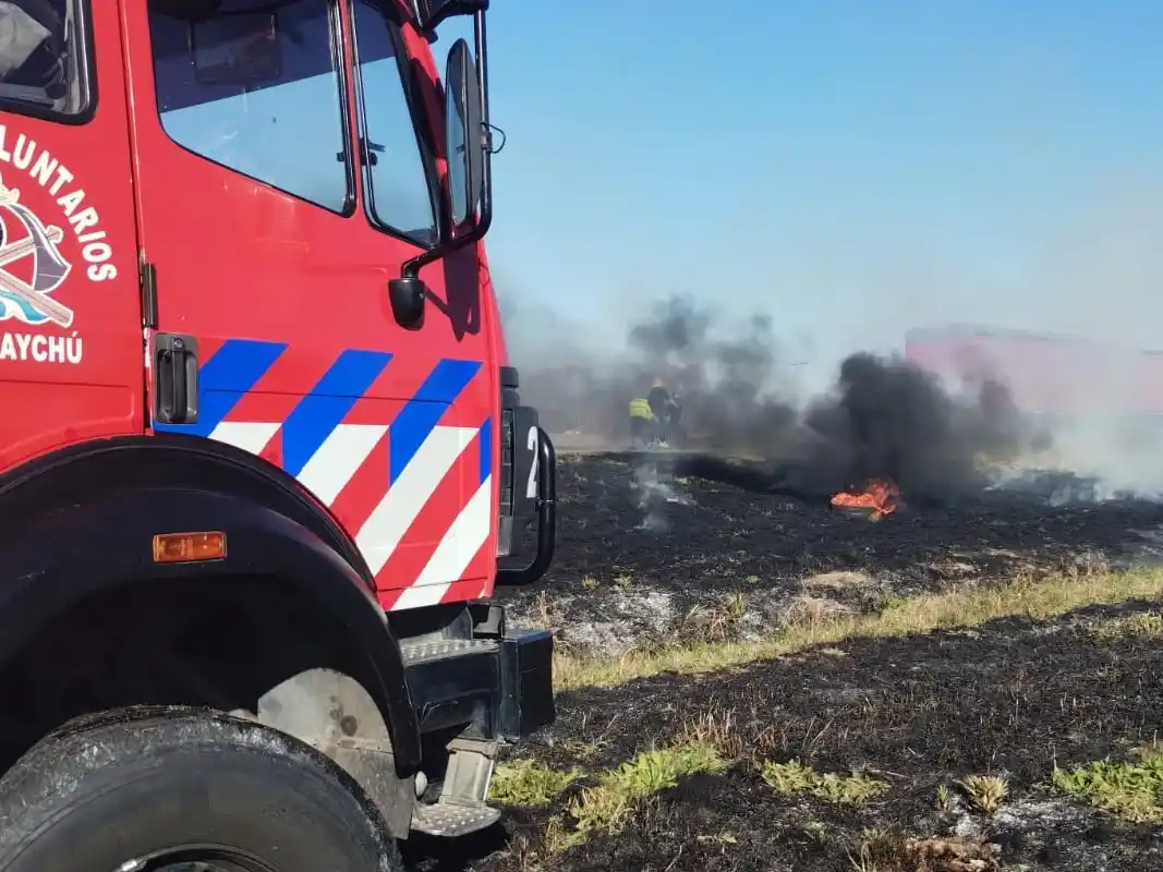 Los bomberos de Gualeguaychú debieron sofocar un incendio en la Ruta 14