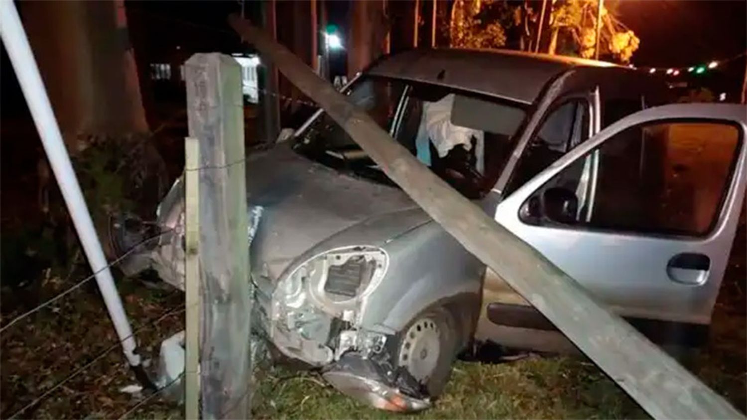 Perdió el control de su auto, se chocó un cartel y luego derribó un poste de tendido eléctrico