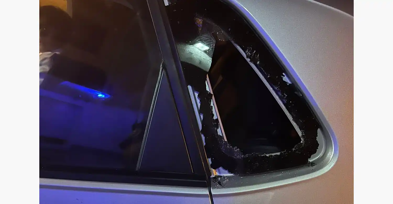 El adolescente rompió el vidrio ventilete trasero del auto estacionado en la intersección de Castelli y Santa Fe.