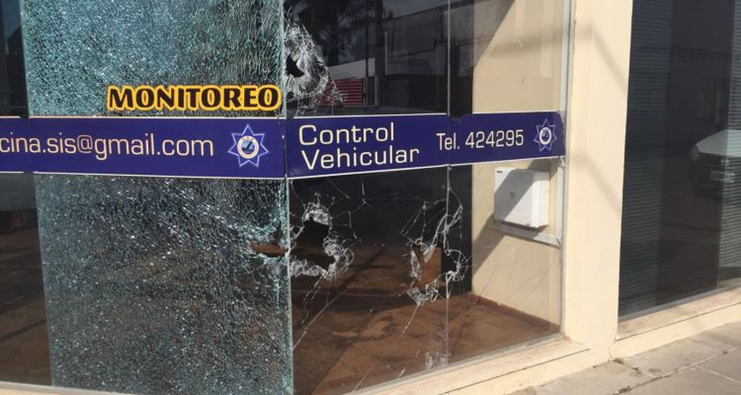 Por “problemas con el propietario”, joven dañó los vidrios de un comercio