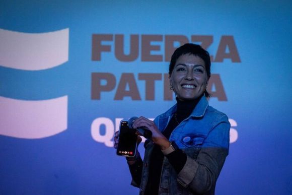 Cristina también se mete en la campaña con un gesto a una candidata de su espacio