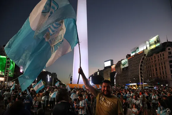 Racing vuelve a Argentina y festejará con sus hinchas en el Obelisco