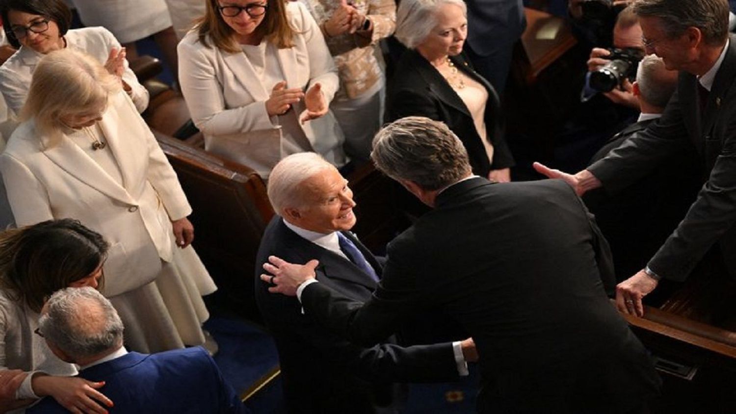 «NO DEMONIZARÉ A LOS MIGRANTES»: Biden marca la diferencia con Trump en su discurso ante el Congreso de la Unión