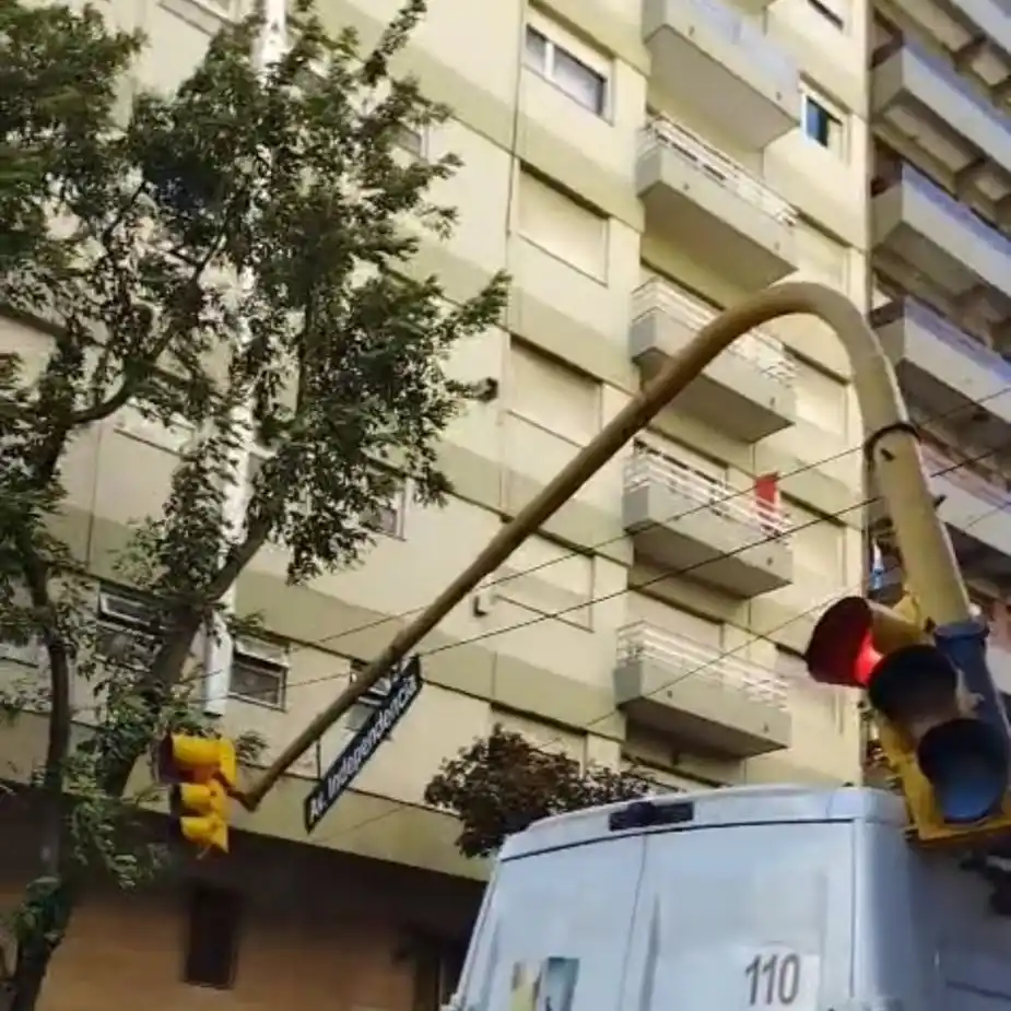 Semáforos caídos en el centro: complicaciones en el tránsito durante la mañana