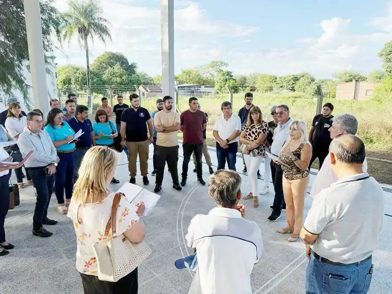 Con miras al inicio del ciclo lectivo, el ministro Aráoz
recorrió distintos establecimientos educativos