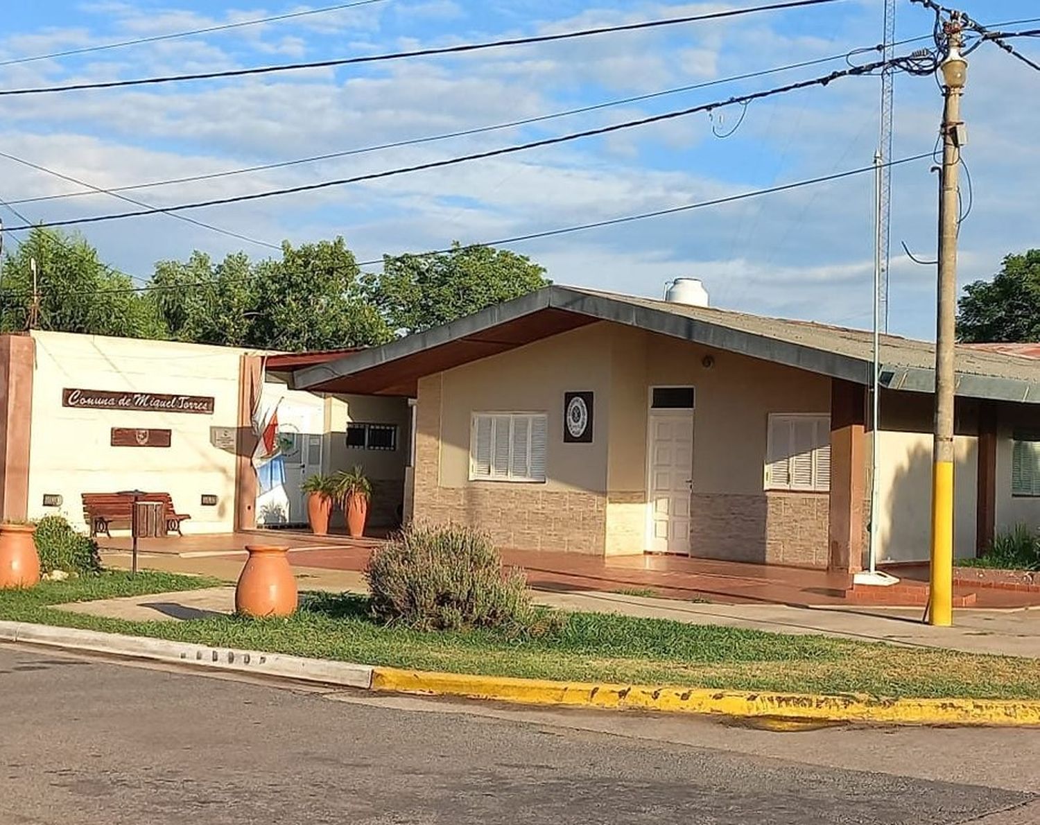 El edificio donde funcionan las distintas reparticiones comunales de la localidad.