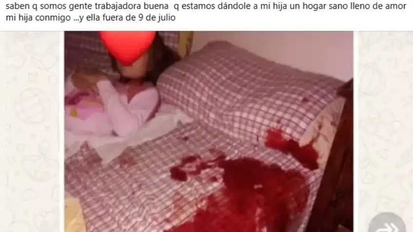 Así quedó la cama luego de que la mujer intentó degollar a su hija