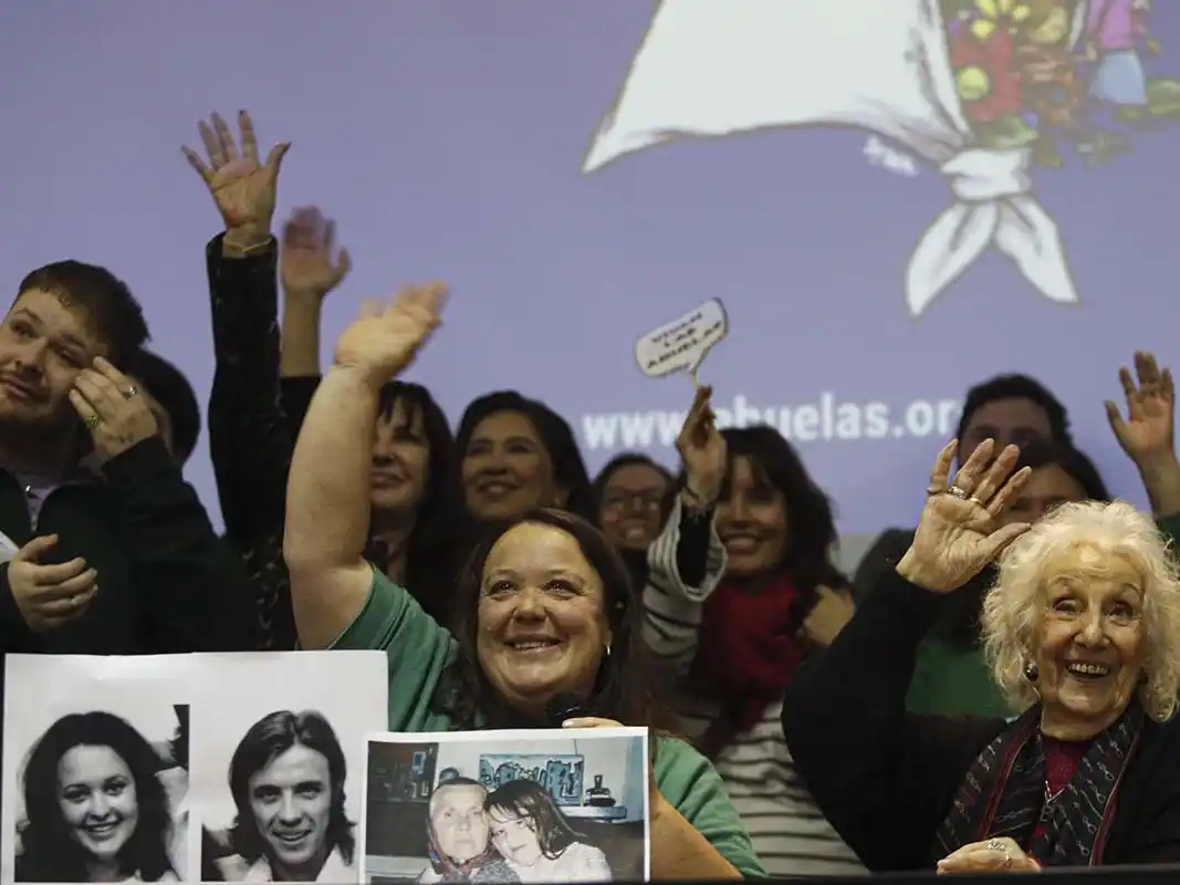 Metz y Carlotto, durante el anuncio de la recuperación.