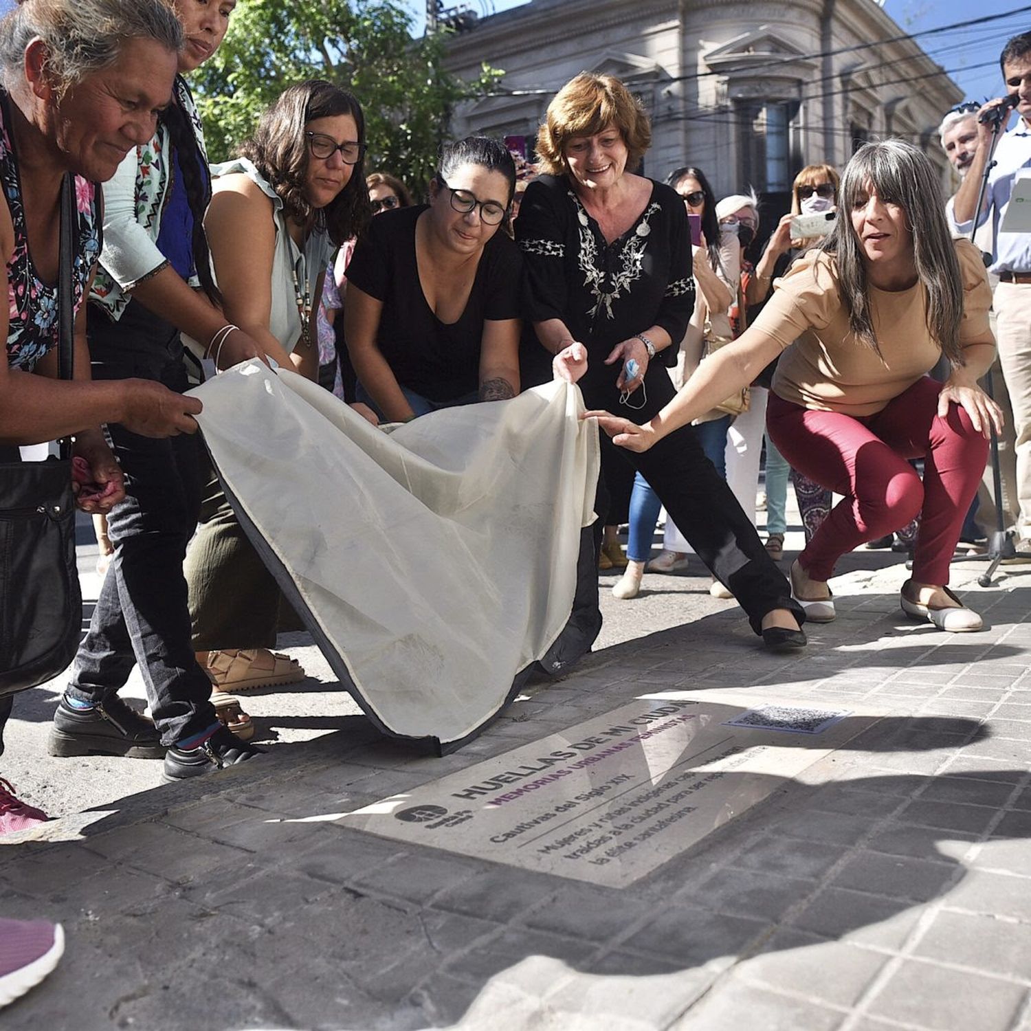 Se inauguró la primera baldosa que rescata las Memorias Urbanas Feministas