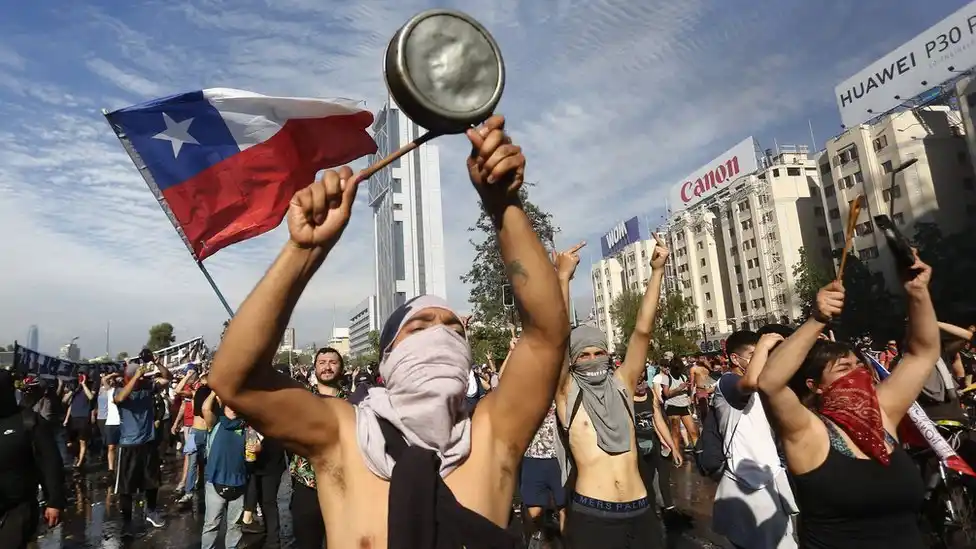 Estallido social durante un año en Chile deja cifras alarmantes