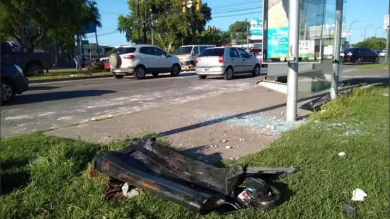 Rosario: pensó que la iban a asaltar, cruzó en rojo y chocó