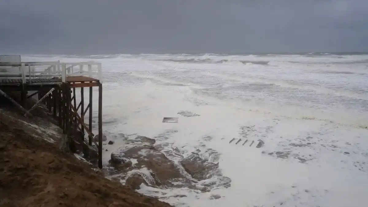 Evacuados, crecida del río Quequén, postes caídos y cortes de luz por el temporal en el Partido de Necochea