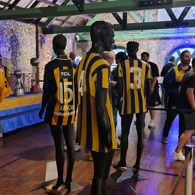 Central vuelve a exhibir camisetas históricas y trofeos en la Sede Fundacional
