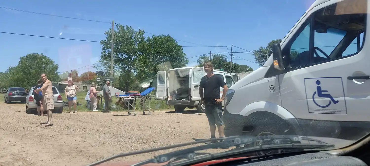 Una mujer fue hospitalizada tras chocar en su moto contra un auto