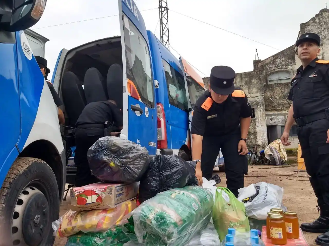 La Policía de Santa Fe entregó ayuda para los damnificados por las inundaciones