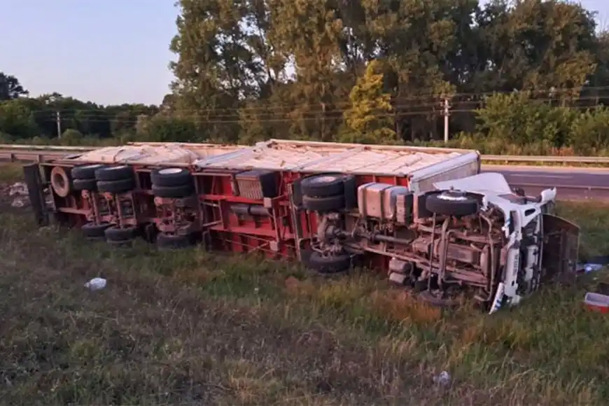 Un camión de carga despistó y terminó volcado en el cantero central de la Autovía Artigas