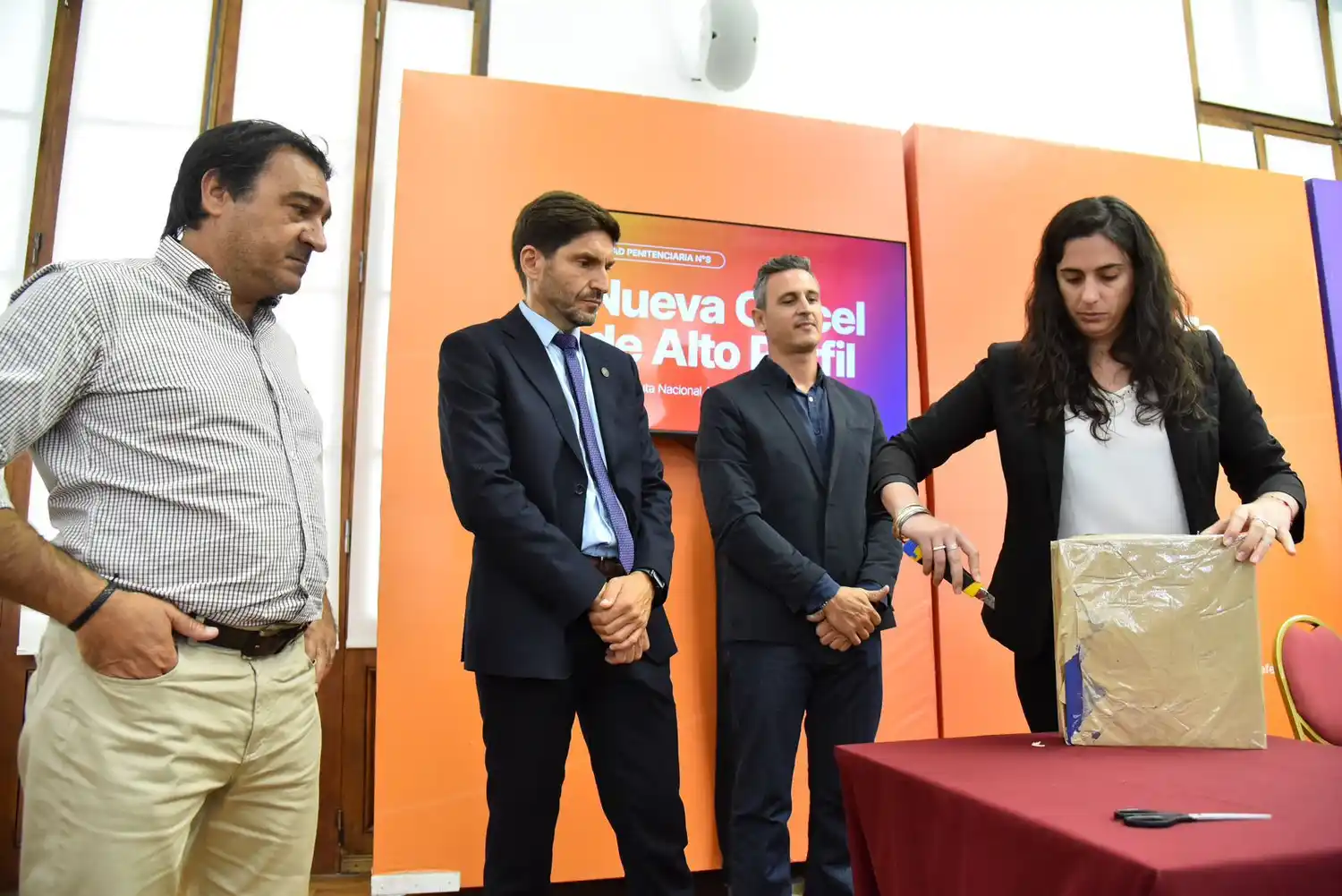 El gobernador encabezó el acto de apertura de los sobres de la licitación para la primera etapa.