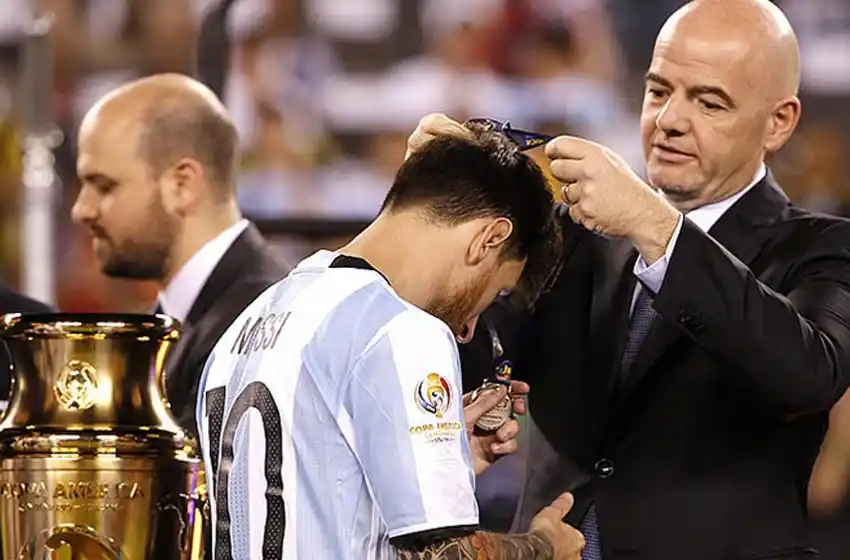 Infantino elogió a Messi: «Hace diez años que nos hace soñar y así va a seguir»