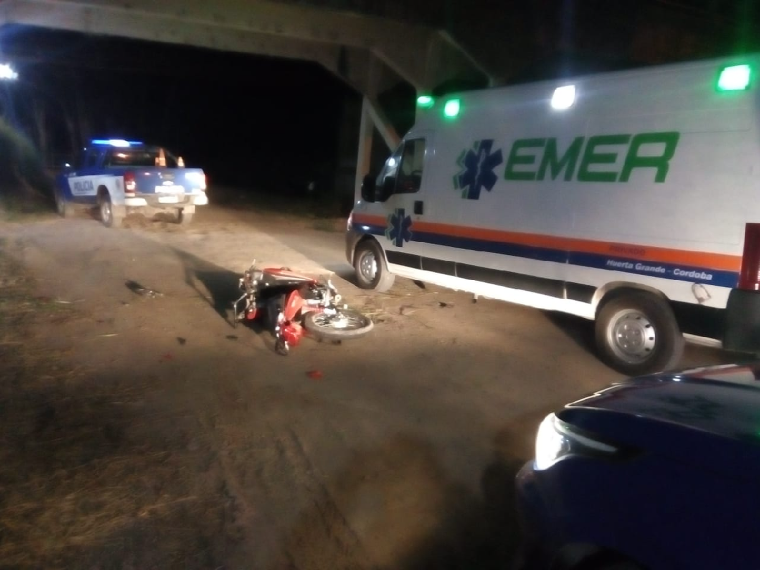 Marull: dos motociclistas cayeron del puente y uno sufrió heridas graves 