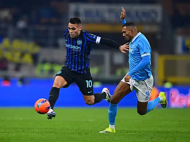 Lautaro Martínez en acción ante Napoli.