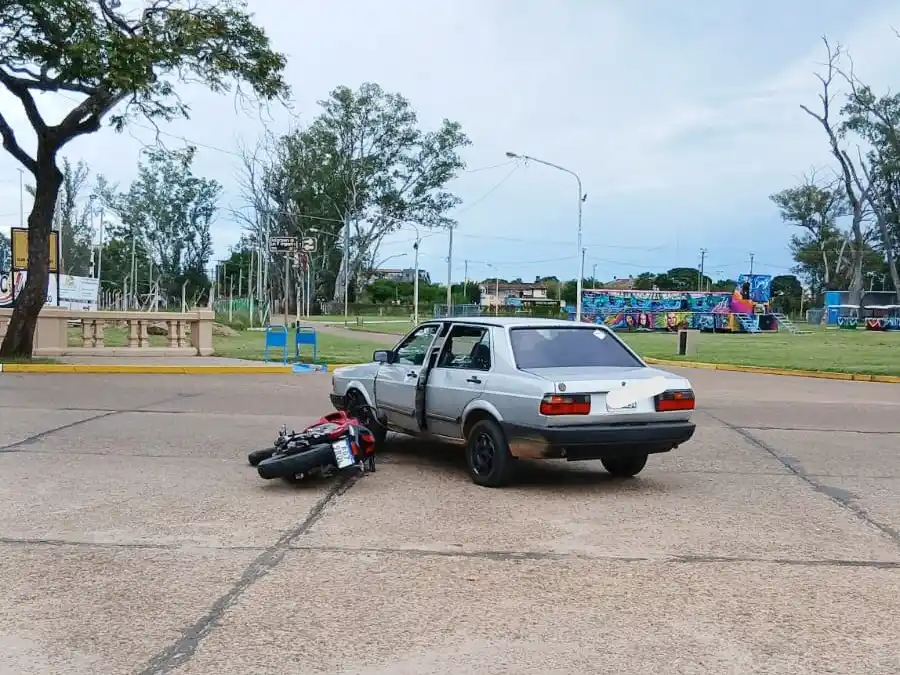 Un motociclista resultó lesionado tras colisionar contra un auto en la costanera