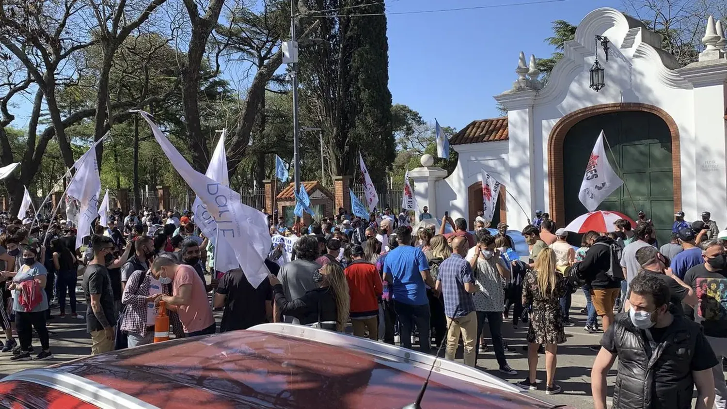 Los senadores apuntaron a Kicillof porque OIivos, donde está la quinta presidencial, esta ubicada en el partido de Vicente López por lo que la responsabilidad por la seguridad es de la policía provincial.