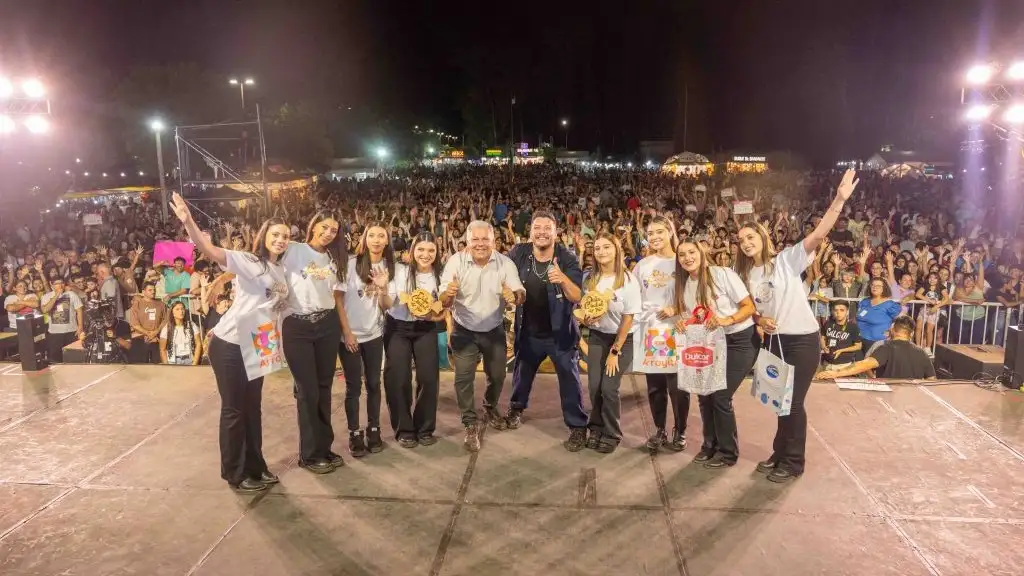 Miles de personas participaron de la Fiesta de la Dulce Ciudad del País en Arroyito.