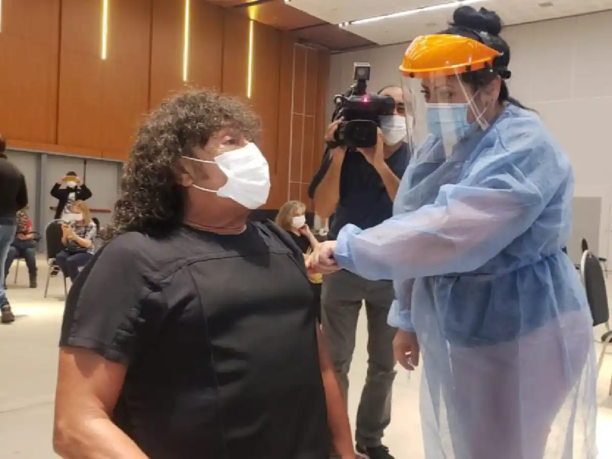 La “Mona” Jiménez recibió la Sputnik V: “No puedo ser un VIP porque soy del pueblo”