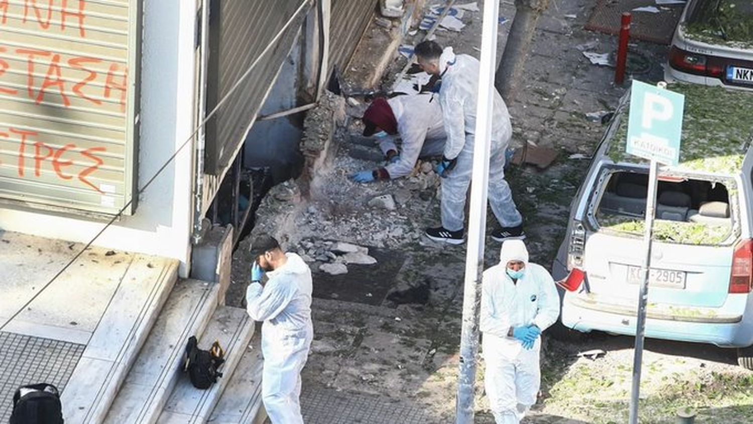 La explosión causó la muerte casi inmediata de la mujer, además de provocar daños a los alrededores.