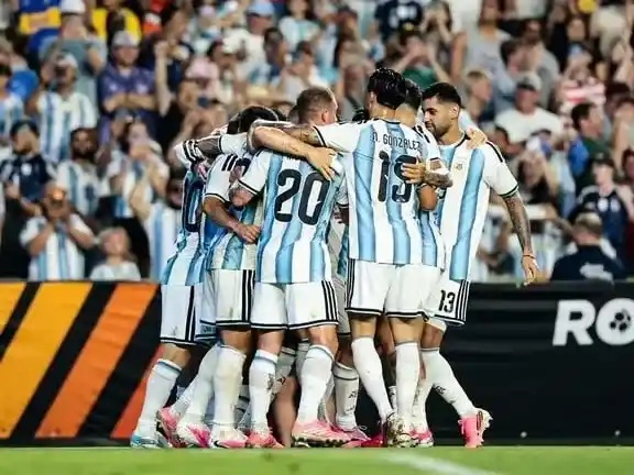 Emiliano "Dibu" Martínez será el único titular que mantendrá hoy la Selección desde el arranque.
