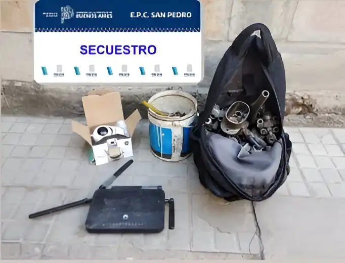 El delincuente descartó objetos en su fuga.