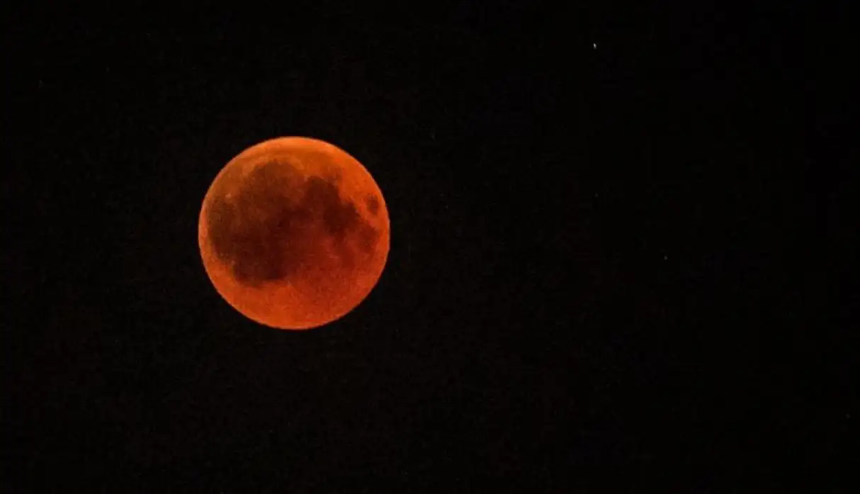 Así se vivió la superluna de sangre en Tandil