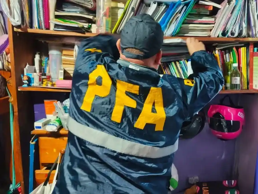 Personal de la Policía Federal Argentina durante uno de los allanamientos realizados en el marco de la megacausa.