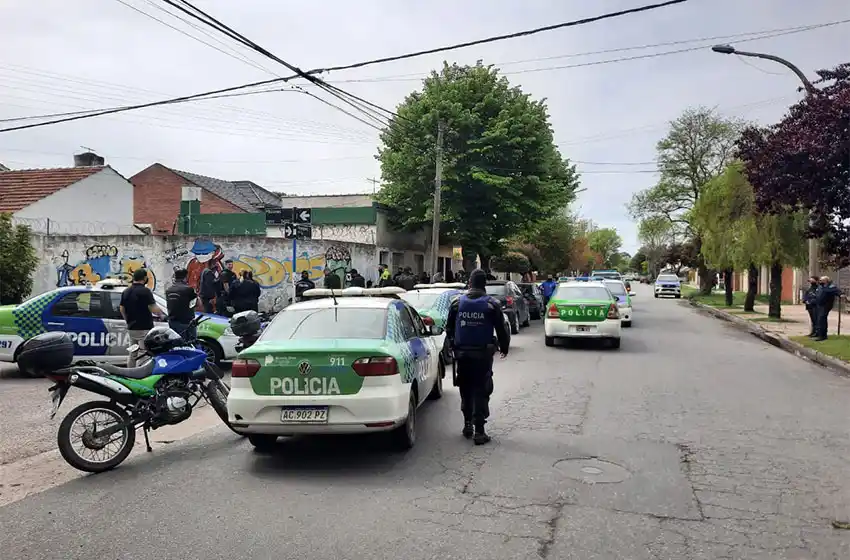 Desarticularon una fiesta clandestina con más de 20 personas en la que apuñalaron a un hombre