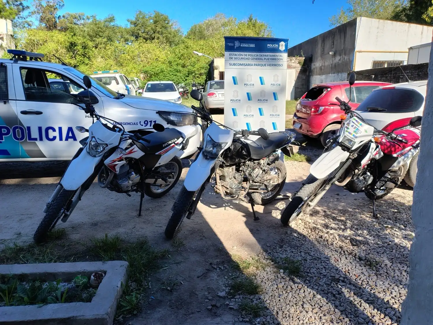 Dos jóvenes querían vender una de estas motos, que era robada.