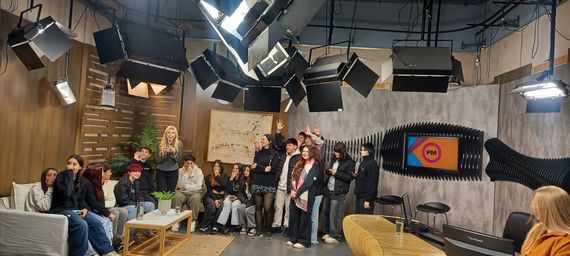 Alumnos de Comunicación de la Escuela de Comercio vivieron la experiencia de un multimedios por dentro
