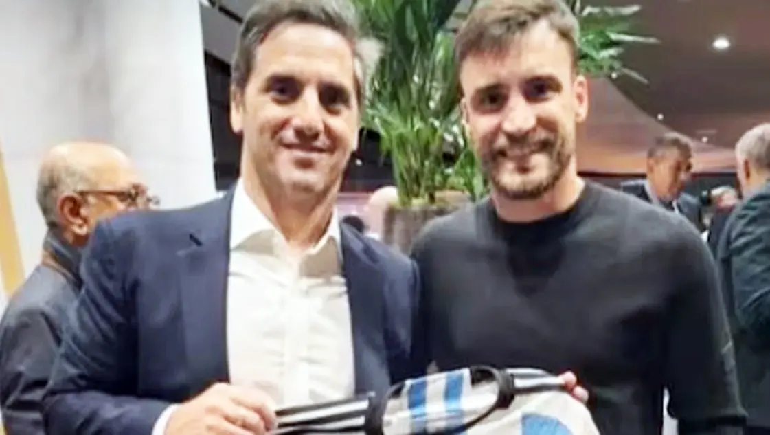 Una de las fotos de la polémica: Nicolás Tagliafico le obsequió una camiseta a Agustín Pichot.