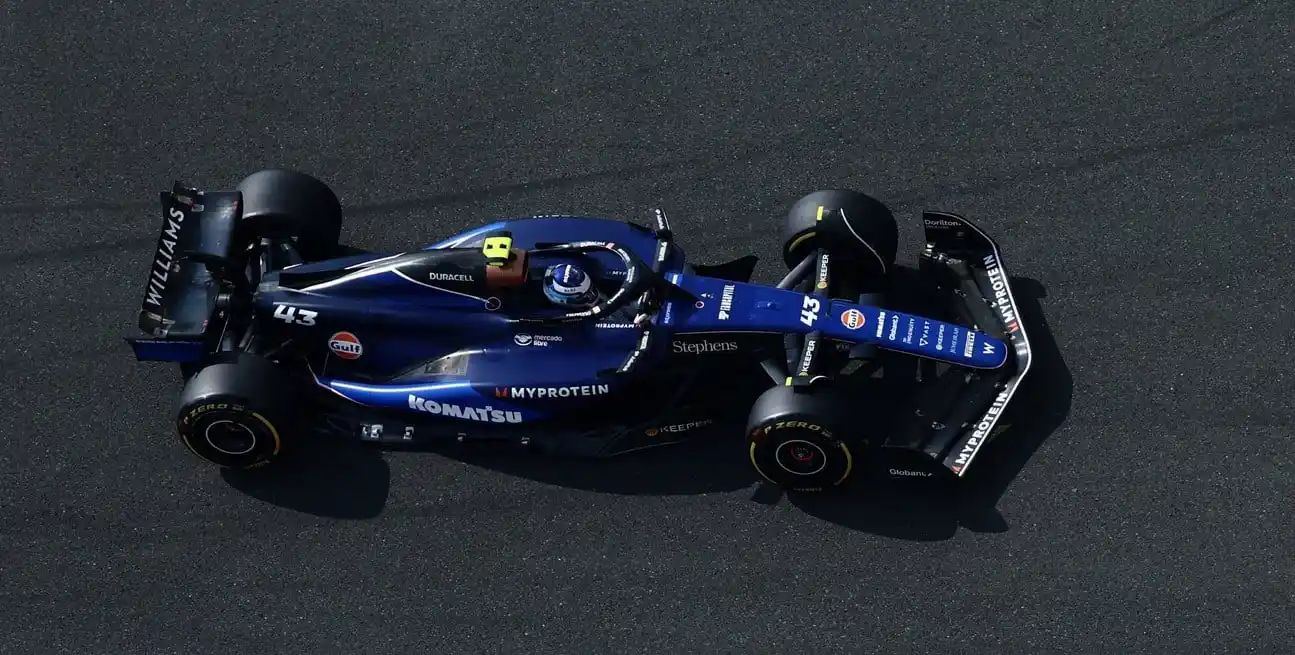 Franco junto a Isack Hadjar de Red Bull en las pruebas de Yas Marina. Foto: REUTERS