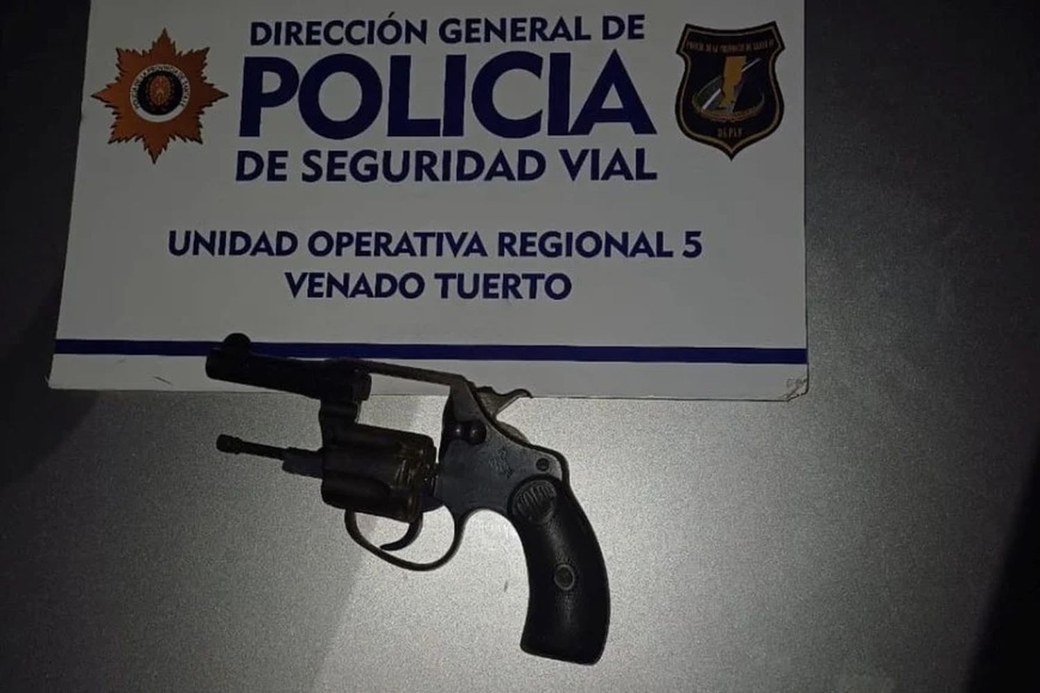 El revolver secuestrado en el control vial.