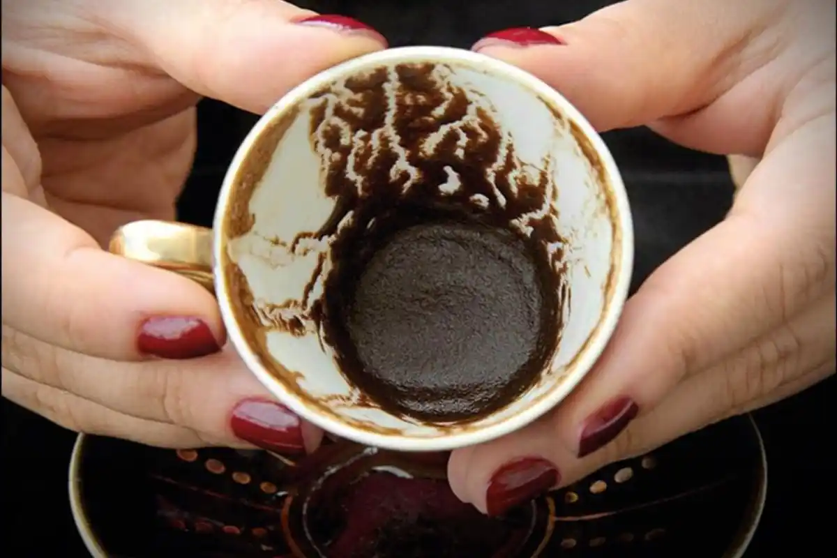 Insólito divorcio: pidió separarse tras una supuesta infidelidad detectada por ChatGPT leyendo una taza de café